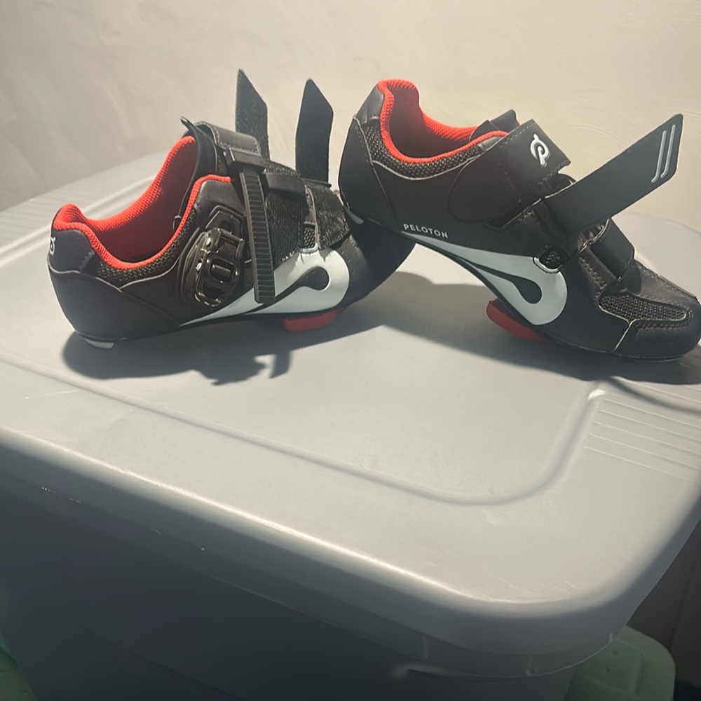 Peloton bike shoes. Size 7 US